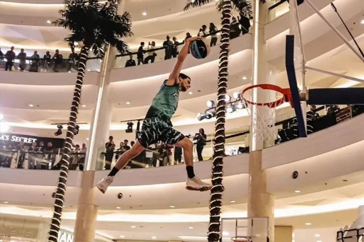 Aksi Tim Akrobatik Slam...