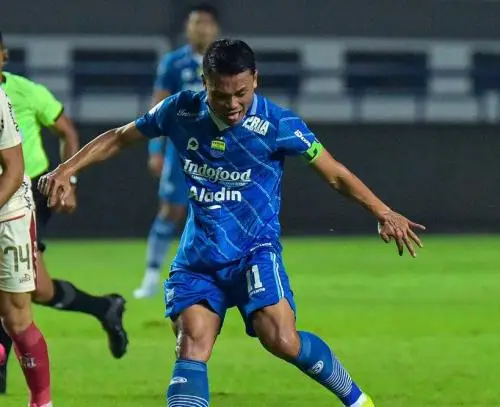Gelandang Persib Dedi...