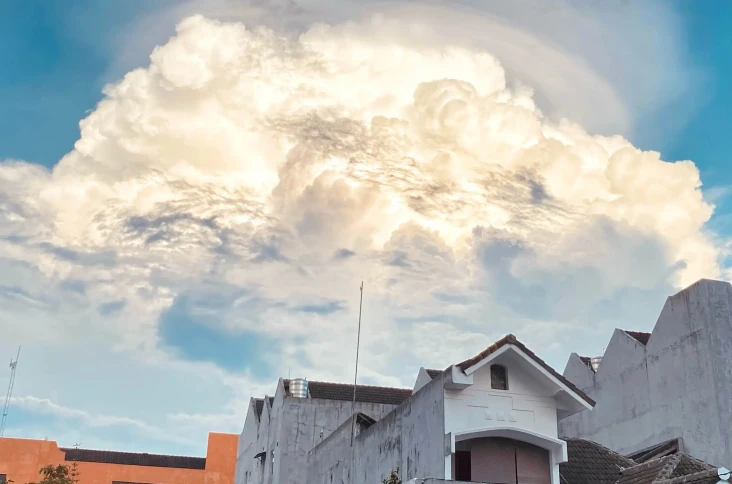 Heboh Kemunculan Awan...