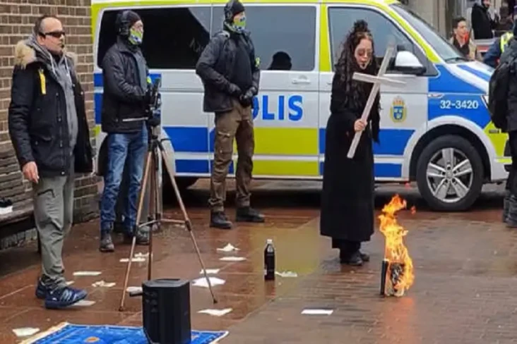 Klaim sebagai Aktivis...