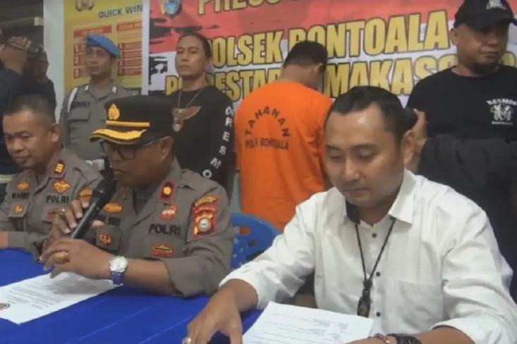 Terekam CCTV Bakar Rumah...