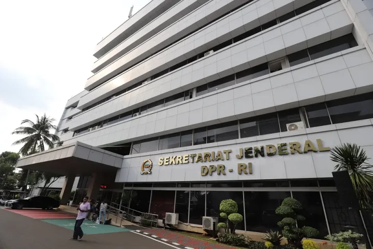 KPK Geledah Seluruh...