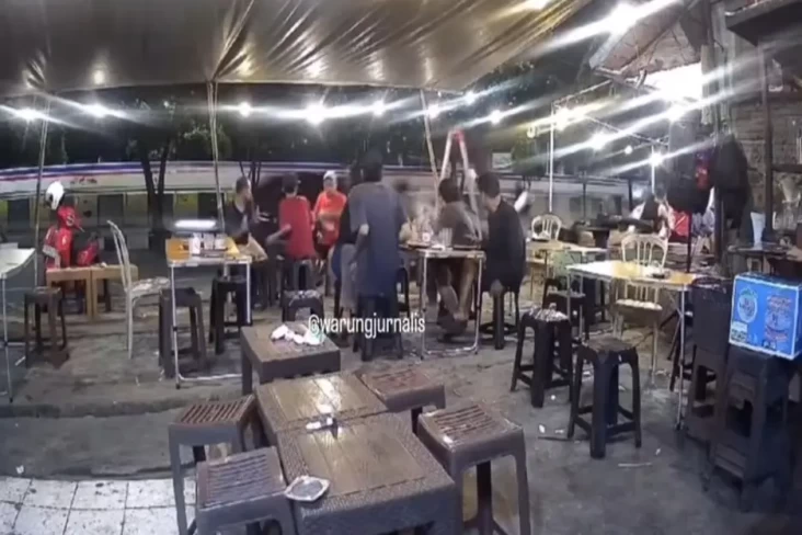 Pengemudi Mobil Tabrak...
