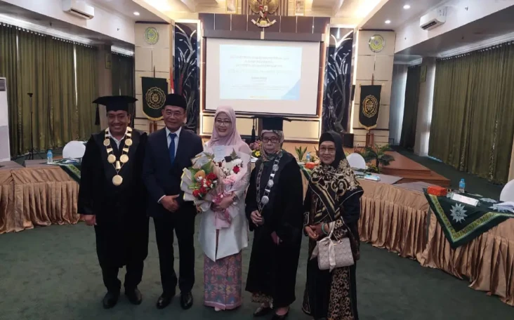Cum Laude dengan IPK...