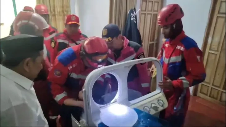 Balita Terjebak di Mesin...