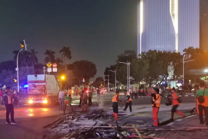 180 Petugas DLH Jakarta...