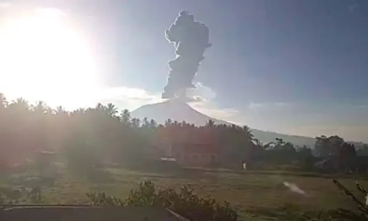 Gunung Ibu Erupsi Pagi...