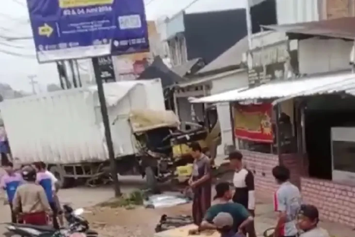 4 Kendaraan Terlibat...