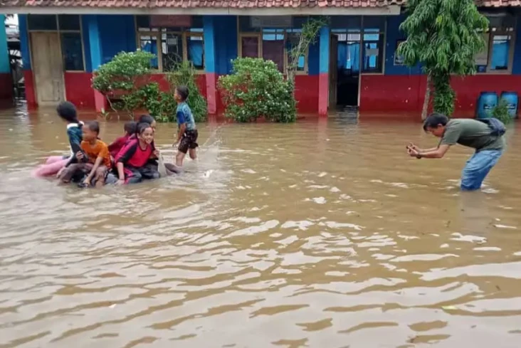Di Hari Pendidikan Nasional,...