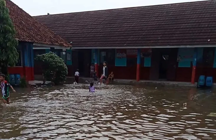 Sungai Cibereum Meluap,...