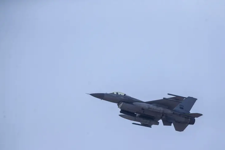 Jet-jet Tempur F-16...