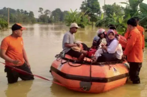 Sungai Cibereum Meluap,...