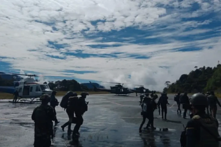 TNI-Polri Buru KKB Penyerang...