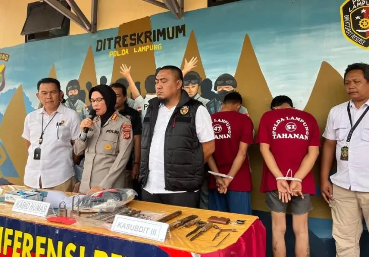 Kepergok Bobol Minimarket,...