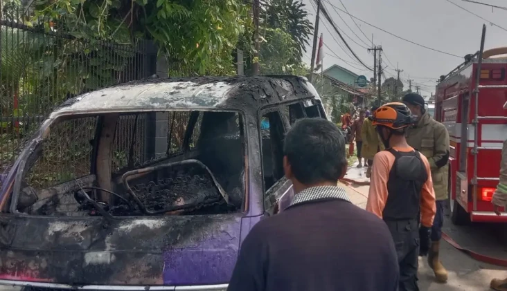 Angkot Terbakar Hebat...
