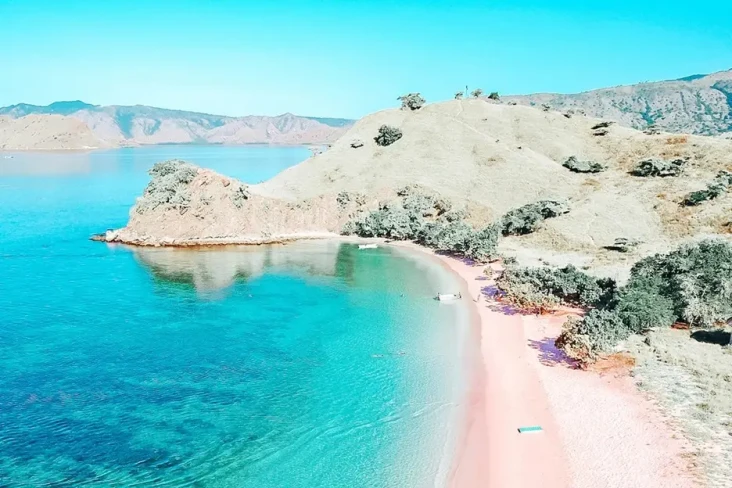 Pink Beach Pulau Komodo...