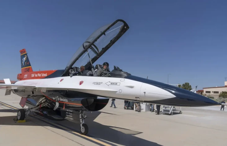 Jet Tempur F-16 dengan...