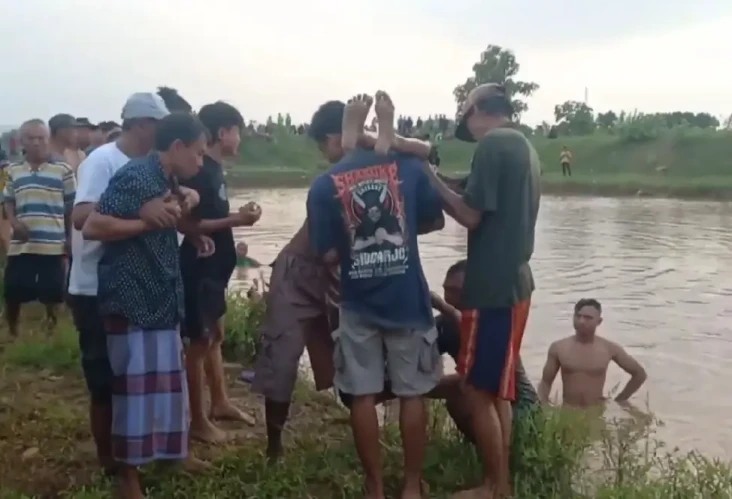 Tak Bisa Berenang, Pelajar...