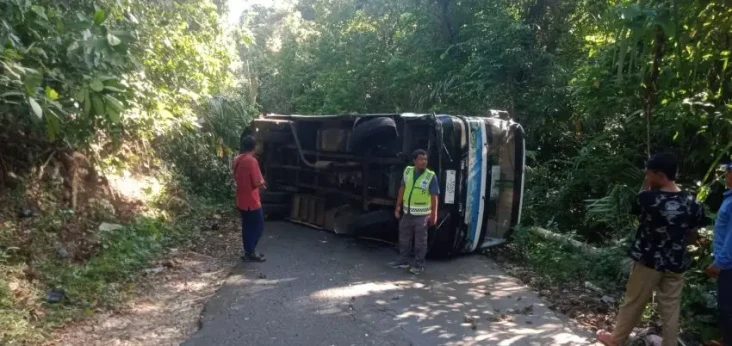Bus Pariwisata Terguling...