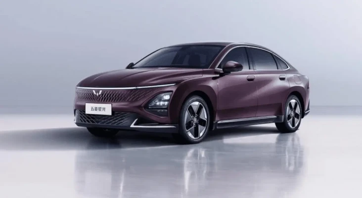 Wuling Luncurkan Sedan...