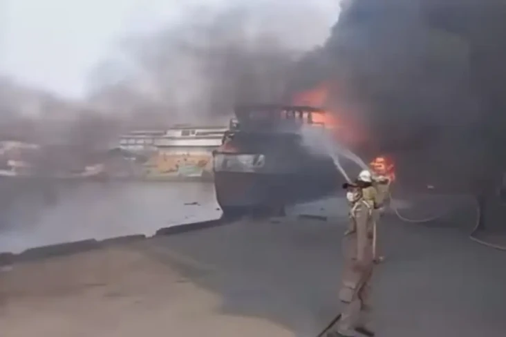 Kapal di Muara Baru...