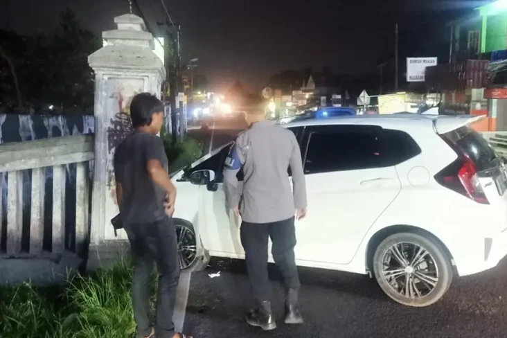 Tabrak Tugu Pembatas...