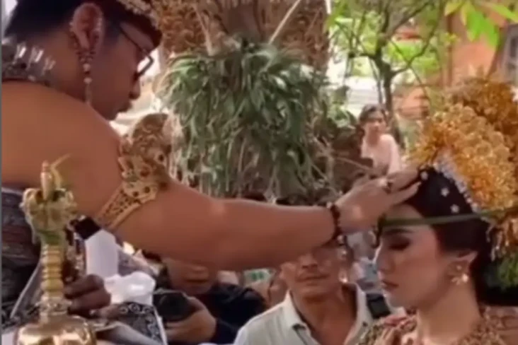 Mahalini Jalani Tradisi...