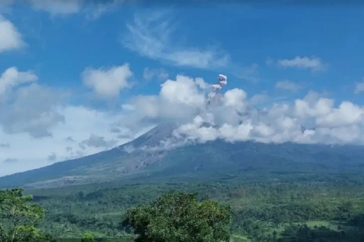 Awas! Gunung Semeru...