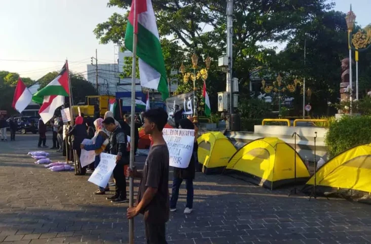 Mahasiswa Gelar Aksi...