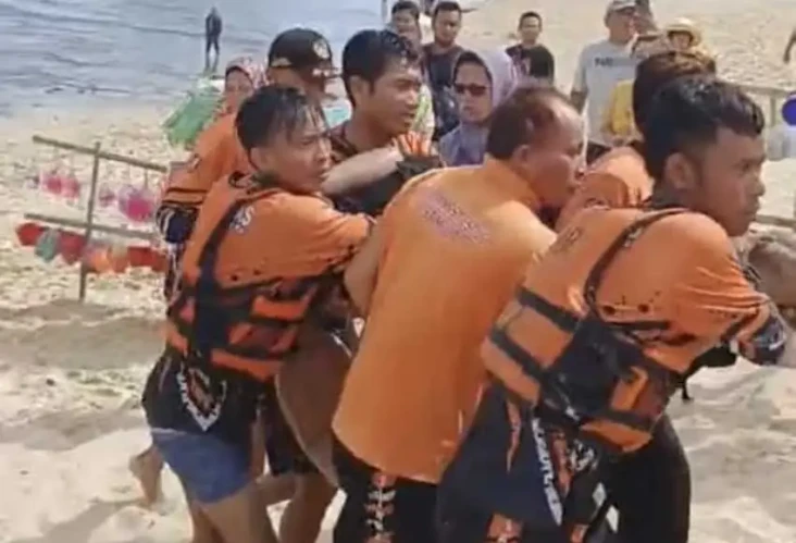 Abaikan Petugas SAR,...
