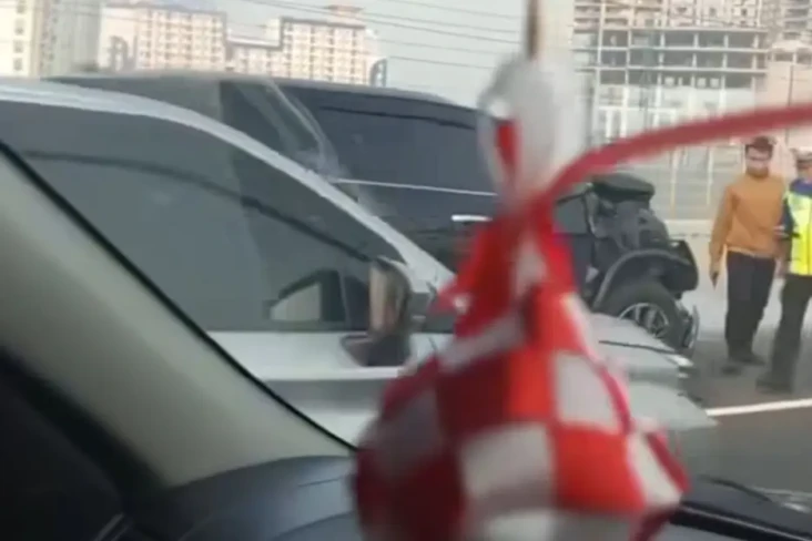 Diduga Sopir Ngantuk,...