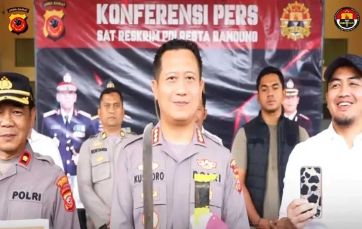 Belasan Pemuda Bawa...