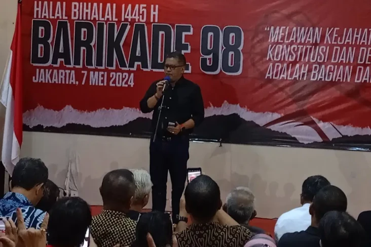 DPD PDIP Turunkan Foto...