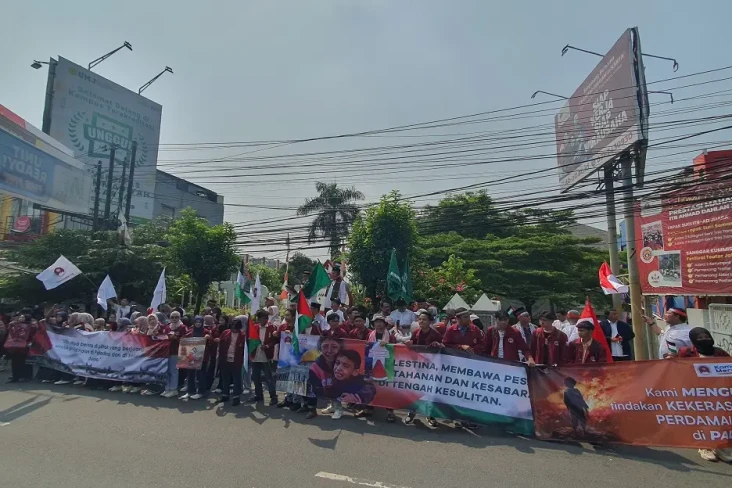Ratusan Mahasiswa-Dosen...