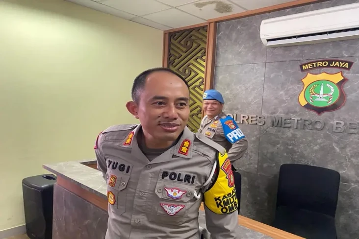 Pelat Dinas Polri Fortuner...