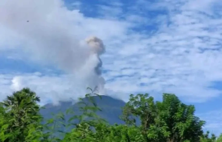 Gunung Ile Lewotolok...