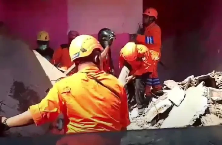 2 Pekerja Bangunan Tertimpa...