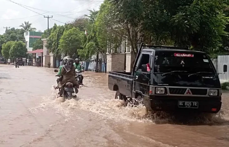 Diguyur Hujan Deras...