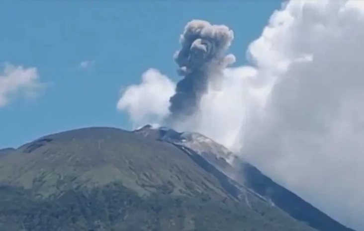 Gunung Ile Lewotolok...