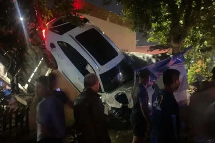 Porche Tabrak Avanza...
