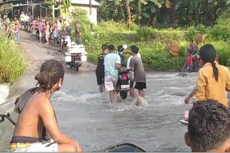 Tak Ada Jembatan, Warga...