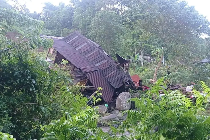 Banjir dan Longsor Terjang...