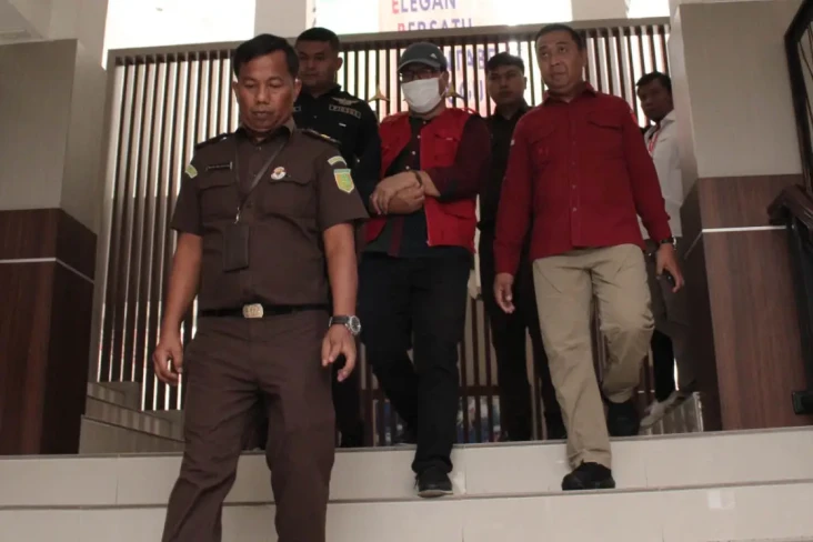 Korupsi Rp32,7 Miliar,...