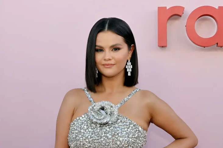 Selena Gomez Rehat dari...