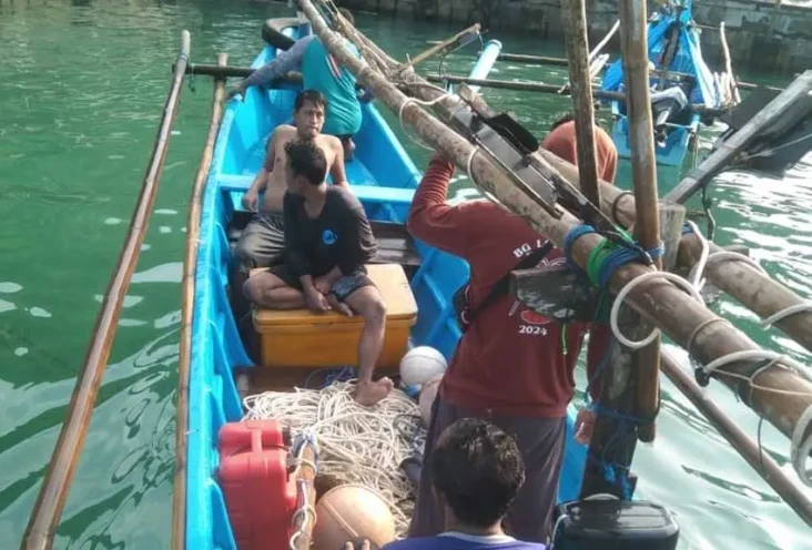 Perahu Terbalik Dihantam...