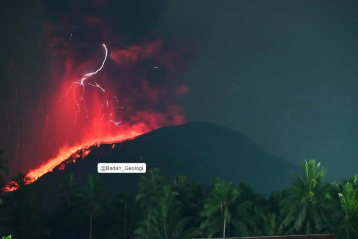 Awas! Gunung Ibu Erupsi...