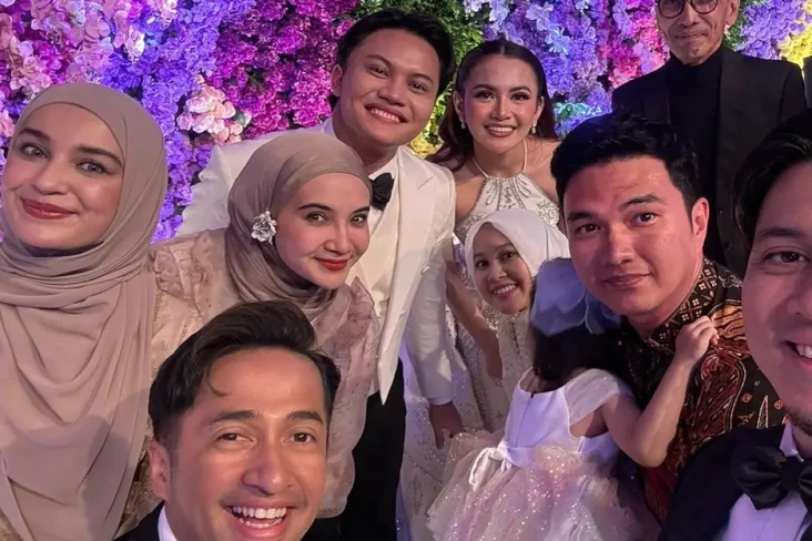 5 Gaya Artis di Resepsi...