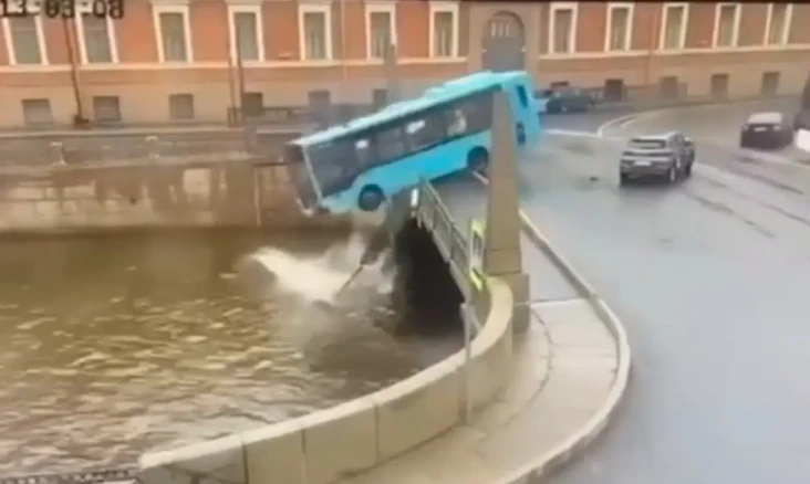Bus Terjun ke Sungai...