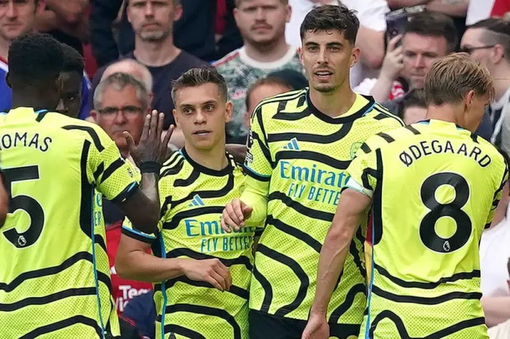 Arsenal Puncaki Klasemen...