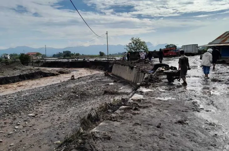 Banjir Bandang Terjang...